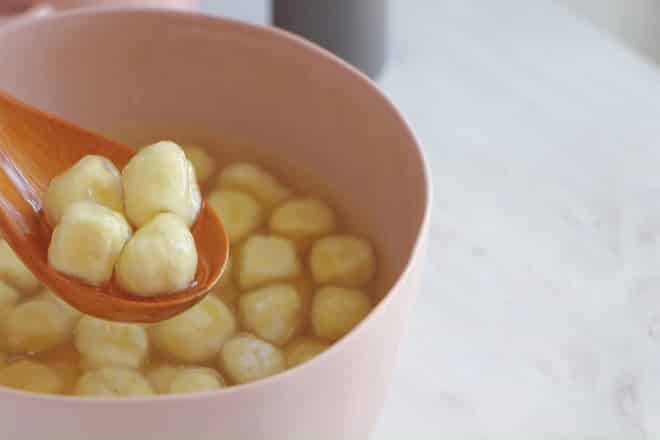 Thạch viên phô mai tươi có sự kết hợp hoàn hảo giữa độ mềm mịn và vị béo đặc trưng.