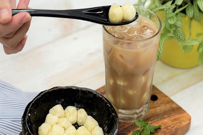 Đặc biệt thạch phô mai tươi thêm ngon hơn khi được thưởng thức cùng trà sữa.