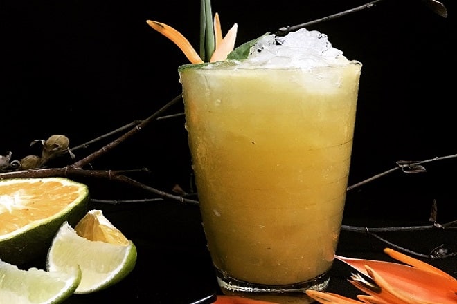 Sự kết hợp giữa cam và chanh tạo nên món cam chanh tuyết, với hương vị chua nhẹ và thơm ngon, sẽ kích thích vị giác của bạn.