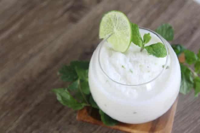 Chanh tuyết đá xay không chỉ giúp bạn thỏa mãn cơn khát mà còn cung cấp một lượng lớn vitamin C, giúp tăng cường hệ miễn dịch cho cơ thể.