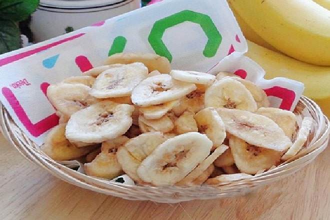 Những lát chuối sấy giòn ngọt hấp dẫn có thể dùng làm món ăn vặt thú vị để thỏa mãn khẩu vị.