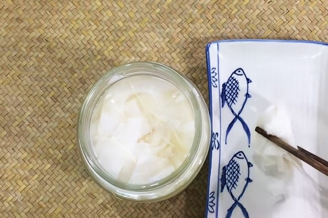 Ngâm măng trong dung dịch muối là một cách chuẩn bị linh hoạt, có thể áp dụng cho nhiều loại món ăn khác nhau như canh, xào, hay kho tùy thuộc vào sở thích và khẩu vị của bạn.