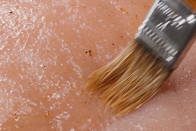 Thoa đều hỗn hợp giấm lên toàn bộ bề mặt thịt.