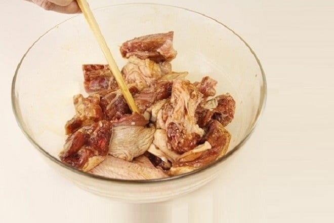 Thịt vịt được cắt thành từng miếng vừa ăn và tiếp tục được ướp gia vị trong vòng 30 phút.