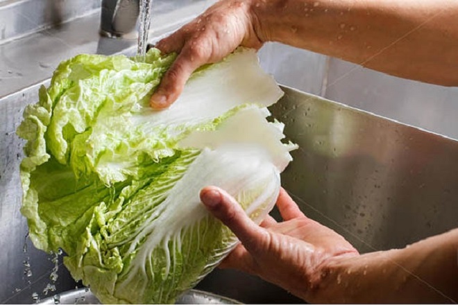Làm sạch cải thảo bằng cách rửa kỹ.